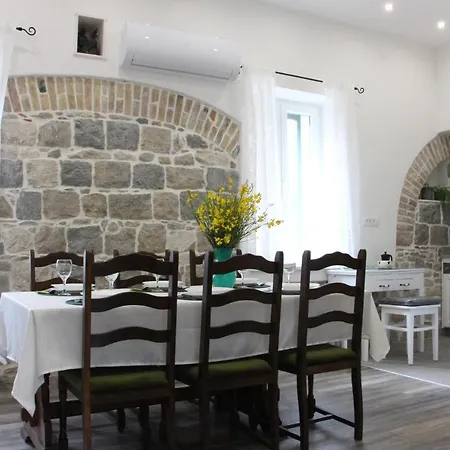 Apartment Old School Kastela